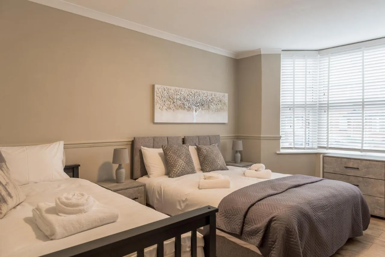 Comfortable 5-Bedroom House In Cheltenham Apartment