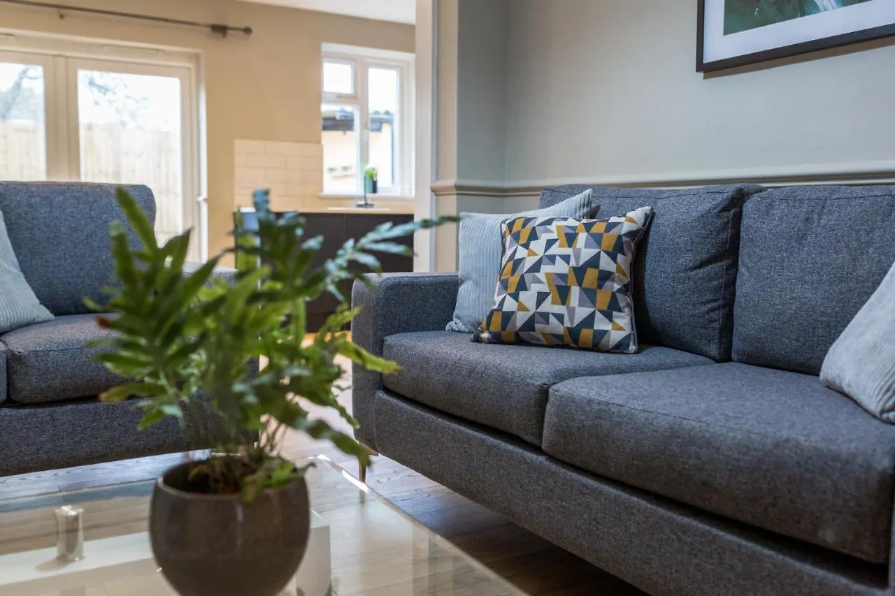 Apartment Comfortable 5-Bedroom House In Cheltenham