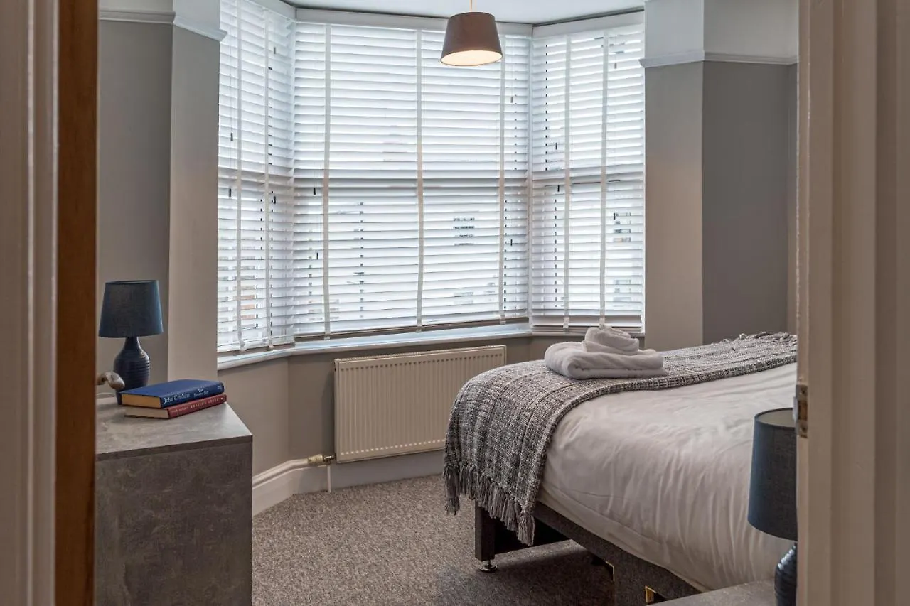 Comfortable 5-Bedroom House In Cheltenham Apartment