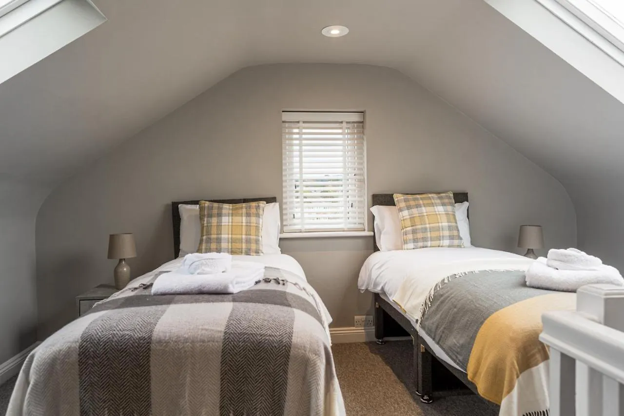 Comfortable 5-Bedroom House In Cheltenham