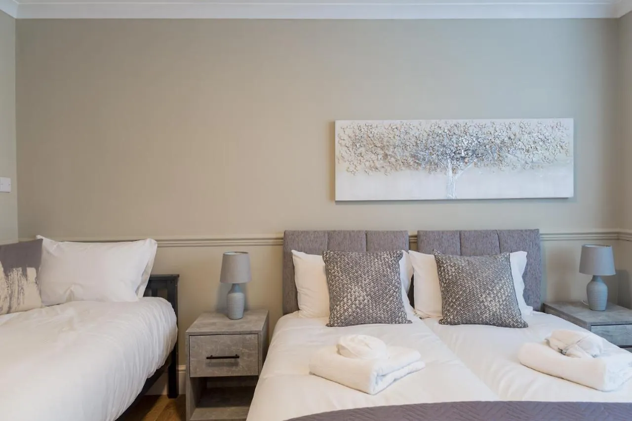Apartment Comfortable 5-Bedroom House In Cheltenham