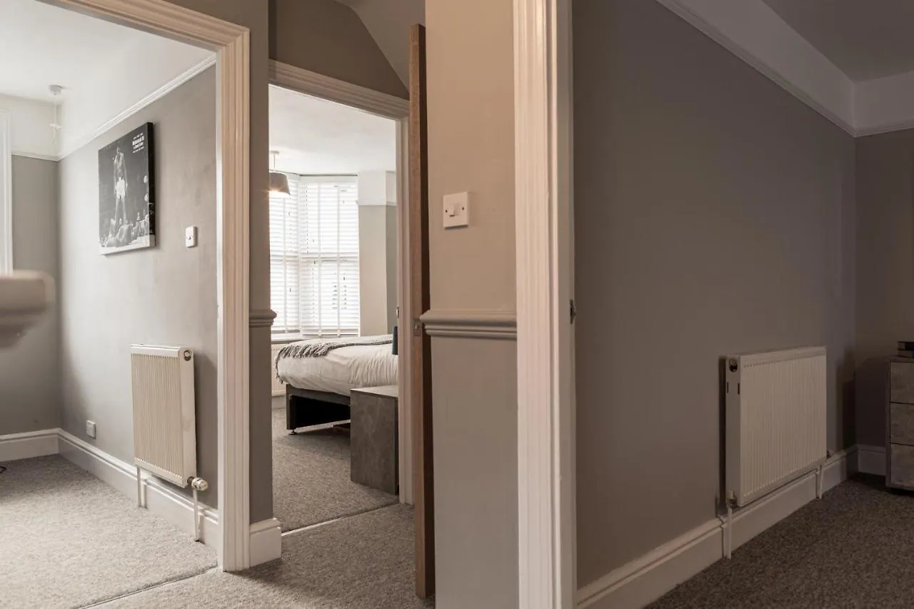 Comfortable 5-Bedroom House In Cheltenham 0*,